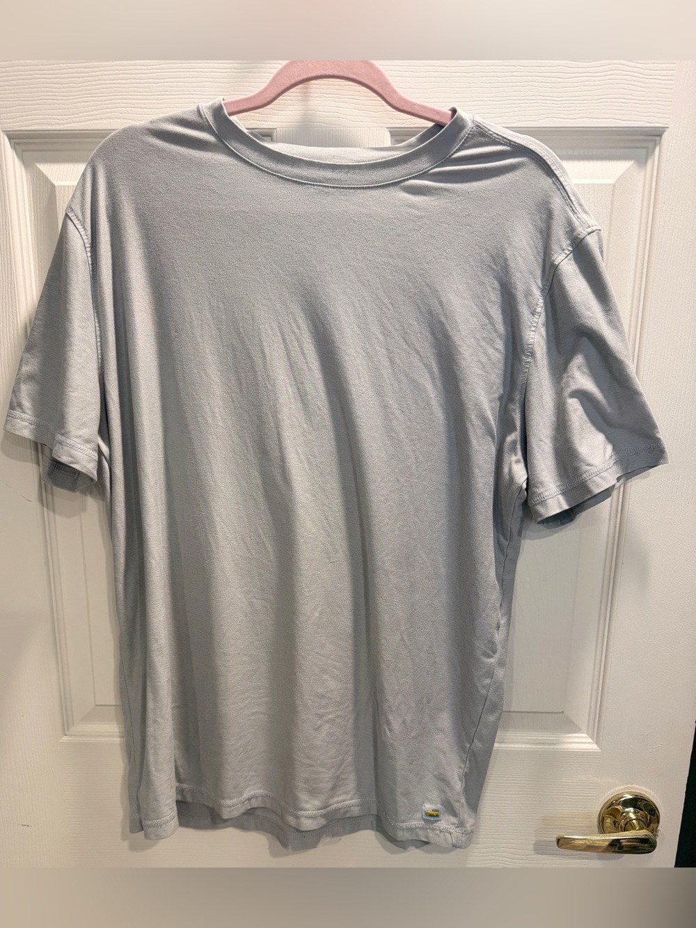 Vuori Strato Tee Men’s Large Athletic Performance Shirt Logo Wear Light Flaws